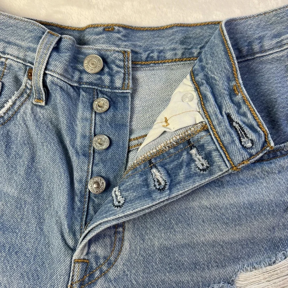 LEVIS 501 Cut Off Jean Shorts Light Blue Wash Women 26 (28.5*) Button Fly Denim‎